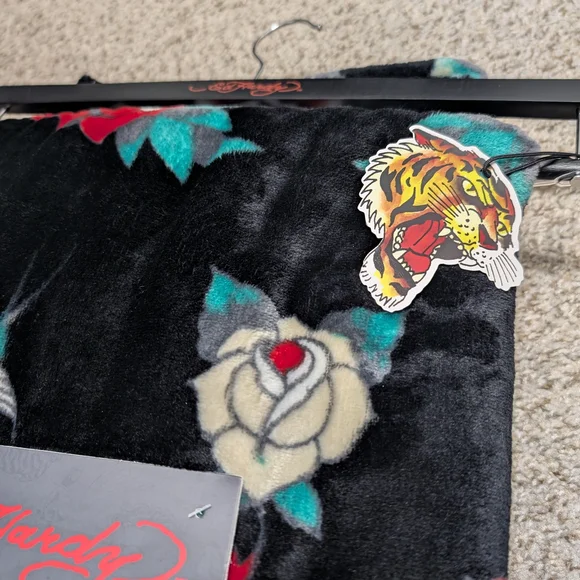 Ed Hardy Black Plush Throw - Picture 2 of 7